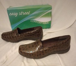 Easy Street Comfort Wave NWT Women&#39;s Size 8.5WW Brown Crocodile Print Loafers - £14.70 GBP