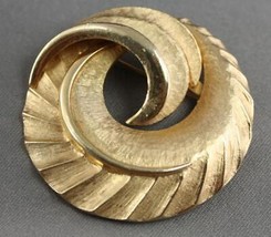 Vintage Costume Jewelry Gold Tone Metal Coro Plume Wreath Feather Brooch Pin - £15.81 GBP