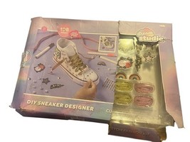 Dream Studio DIY Sneaker Designer Set, 198-Piece Custom Shoe Decorating Kit - $106.55 MXN