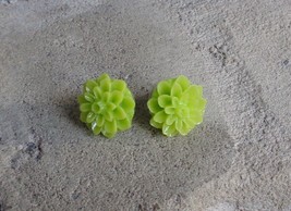 Green Plastic Flower Floral Studs Earrings Post Back Womens Jewelry Small 5/8&quot; - £5.53 GBP