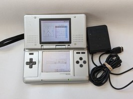 Nintendo DS Argento Grigio Originale Launch Sistema NTR-001 Caricatore Lavoro - £43.98 GBP