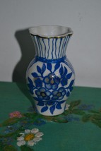 Beautiful Blue and White Hand Painted Porcelain Vase. - £23.45 GBP