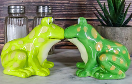 Ribbit Love Green Tree Frogs Toads Kissing Ceramic Salt And Pepper Shakers Set - £13.62 GBP