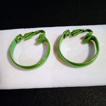 VTG Apple Green 1.5&quot; Hoop Clip On&#39;s 70s Style Own Case Never Used Feather Light - £7.44 GBP