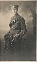 Britannique WW1 Era Soldat En Uniform-Bandolier-Riding Crop-Photo Carte ... - $10.68