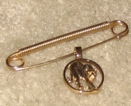 Vintage Goldtone Safety Pin with Dangling Big Cat Charm - £4.68 GBP