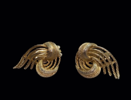 Vintage Lisner Gold Tone Clip On Earrings Signed Retro swirls classiccore - £9.48 GBP