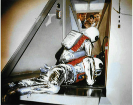 LOST IN SPACE CAST IN AIRLOCK BEHIND THE SCENES 8X10 PHOTO - £7.86 GBP