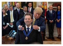 DONALD TRUMP PRESENTS MEDAL OF FREEDOM TO ARTHUR B. LAFFER 5X7 PHOTO REP... - $8.49