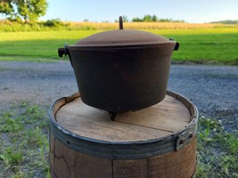  Small  8&quot; Cast Iron 3 legged cauldron/pot with Lid in Good Condition  - £63.86 GBP