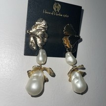 House Of Harlow 1960 Gold Tone Leaf Faux Pearl Dangle Drop Earrings New - $892.94 MXN