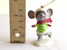 Vintage Christmas Ornament Bradford Novelty Ice Skating Mouse 1983 IceSk... - $175.77 MXN