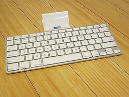 Apple iPad 1/2 Keyboard Dock A1359 30 pin Accessory Lightly Used Docking Station - $23.36