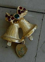 Very Pretty Gold Tone Christmas Bell Lapel Pin, Vintage, VERY GOOD COND - $147.44 MXN
