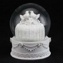 Gisela Graham White Wedding Cake with Doves Snowdome Snowglobe Ornament Table De - £10.69 GBP