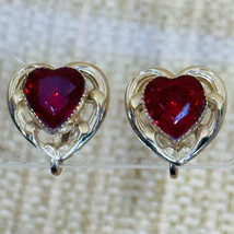 Vintage Unmarked Gold Tone Heart Shape Faceted Red Stone Screw Back Earrings - £15.42 GBP