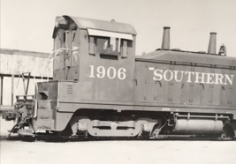 Southern Pacific Railroad SP #1906 EMD NW2 Electromotive Train B&amp;W Photo - £7.58 GBP