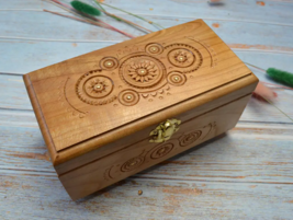 Exclusive themed wooden jewelry box/casket 18 x 9 x 10 cm (7 x 2.4x 3.9 inch) - £24.97 GBP