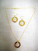 NEW GOLD TONE ROUND GEO SHAPE w CRYSTAL CROSS NECKLACE &amp; EARRINGS JEWELR... - $146.81 MXN