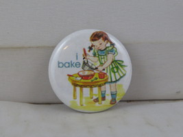 Novelty Pin - I Bake1950s Girl Graphic - Celluloid Pin  - £11.59 GBP