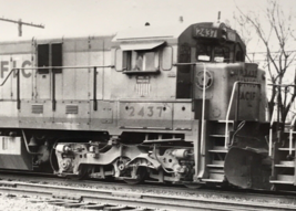 Union Pacific Railroad UP #2437 C30-7 Locomotive Train Photo West Chicago IL - £7.54 GBP