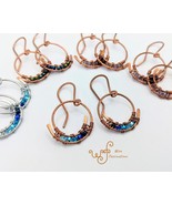 Handmade copper earrings: small spiral hoops wire wrapped with glass beads - €23,11 EUR