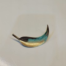 Gold Tone Feather Brooch Pin Etched Curved Curled 2.5&quot; long - £7.86 GBP