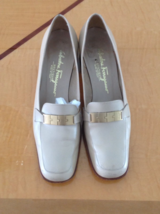 EUC Beige Ferragamo Gold Buckle Detail Loafers SZ 9 AA Made in Italy - £78.34 GBP