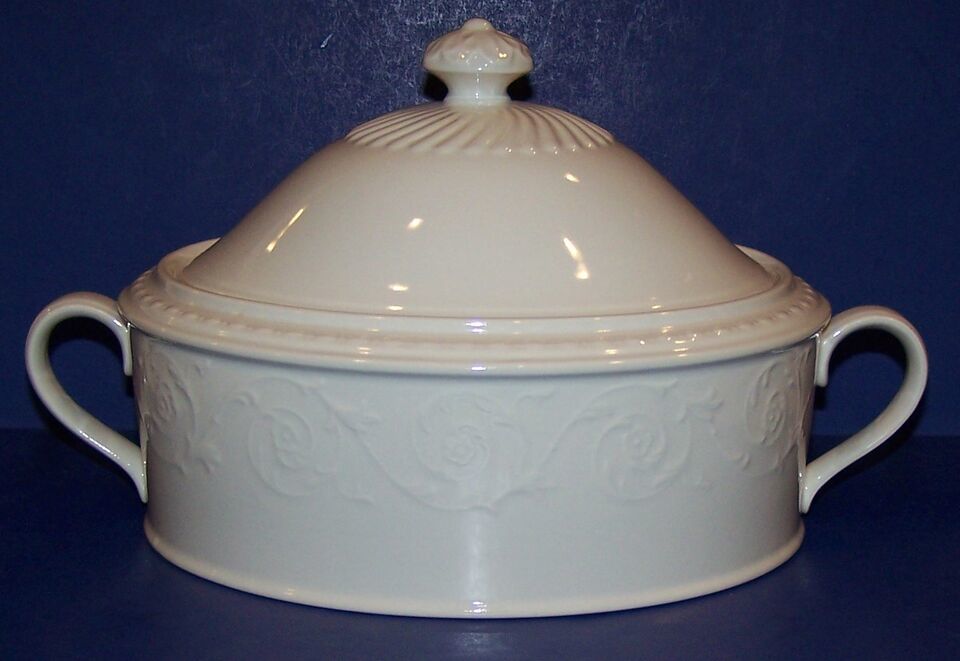 WONDERFUL MIKASA DE900 PLAZA LANE WHITE OVAL HANDLED CASSEROLE WITH LID - $78.20