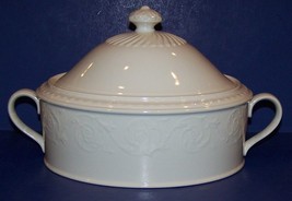 WONDERFUL MIKASA DE900 PLAZA LANE WHITE OVAL HANDLED CASSEROLE WITH LID - $107.06 CAD
