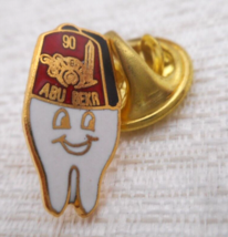1990 ABU BEKR SHRINERS MASON Red Gold Tooth Lapel Pin 5/8&quot; x 3/8&quot; - £10.20 GBP