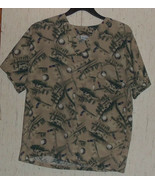 EXCELLENT BEIGE W/ NOVELTY GOLF PRINT SCRUBS TOP  SIZE M  MADE IN USA - $31.79 CAD