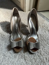 Caparros Silver Metallic  BOW Womens SZ 9 Heels EVENING Shoe WEDDING Exc... - $470.41 MXN