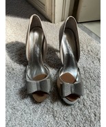 Caparros Silver Metallic  BOW Womens SZ 9 Heels EVENING Shoe WEDDING Exc... - $33.93 CAD