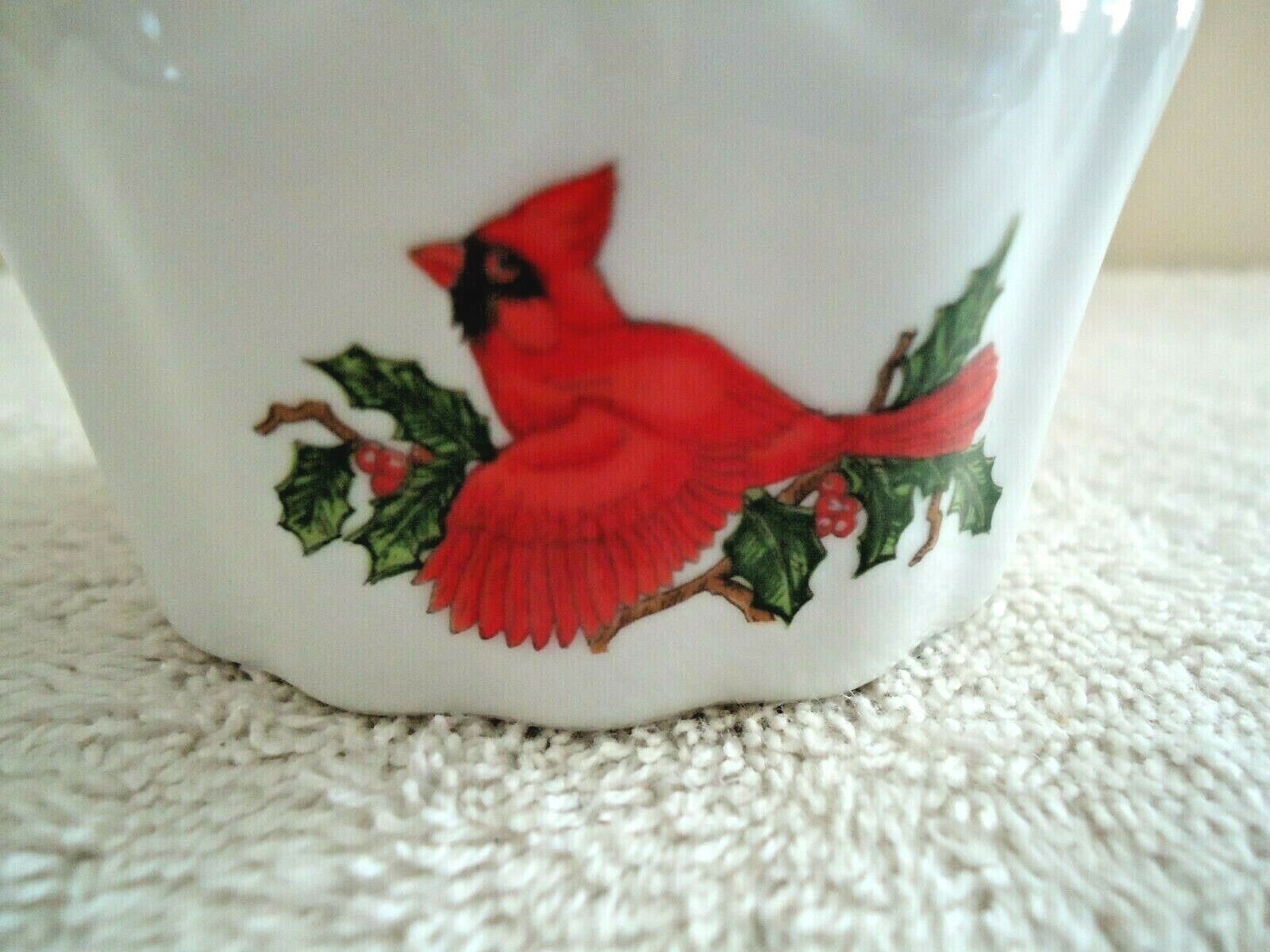 Vintage Lefton # 03042 Small Cardinal Themed Basket " BEAUTIFUL COLLECTIBLE ITEM - $18.69