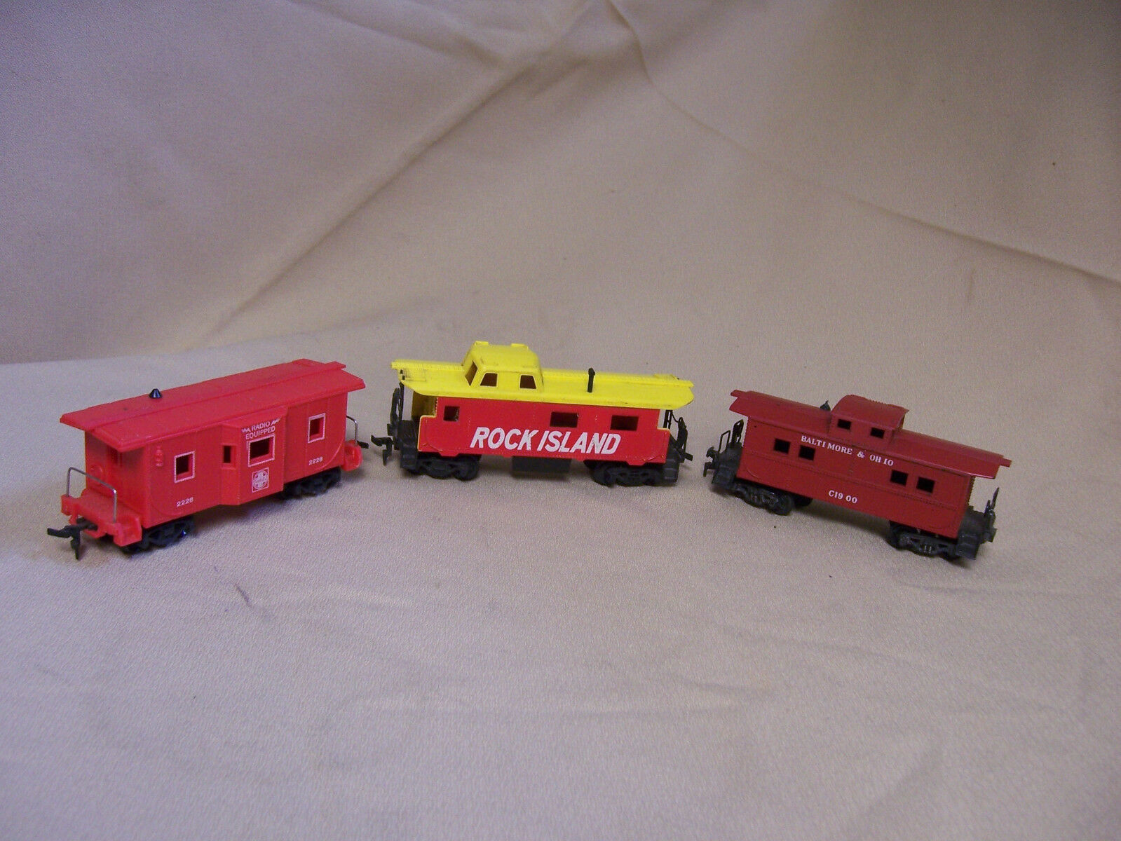 LOT 3 HO train red CABOOSES Rock Island Santa Fe 2226 B&amp;O c1900 AS-IS - $24.74