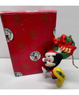 ENESCO Disney Mickey &amp; Co Mickey on Wreath Hanging Porcelain Ornament 1993 - $254.43 MXN