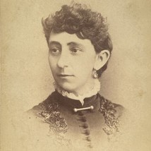 1887 Cabinet Photo Woman Wavy Hair Bead Appliqué Blouse Ruffle Fredricks NY - £28.02 GBP