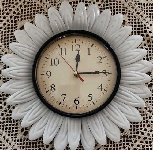 Novelty ~ Flower Wall Clock ~ White Daisy ~ w/Pendulum ~ Metal Material Item image 2