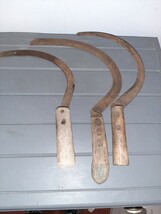 3 ANTIQUE SICKLES WOOD HANDLES  (13&quot; 12&quot; &amp; 11&quot;)  wood with rivets  - $783.28 MXN