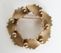 Vintage Marvella gold tone leaf circle wreath brooch - £11.95 GBP