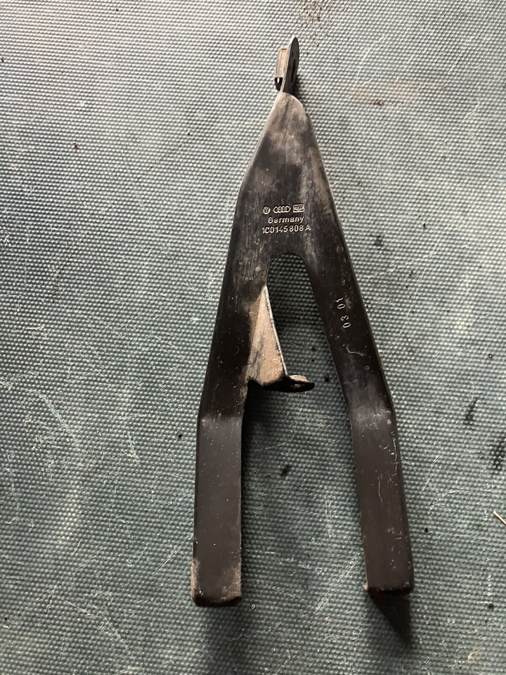 2002 02 VOLKSWAGEN BEETLE DIESEL AIR COOLER BRACKET 1C0145808A - $29.69