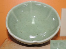 Lobed Bowl 6&quot; pale Green Celadon poss Chinese marked crazed Vintage/ ANT... - $1,076.41 MXN