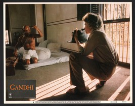 Gandhi Lobby Card- Ben Kingsley having his picture taken by Candice Bergen. - £22.13 GBP
