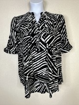 NWT Cocomo Womens Plus Size 1X Blk/Wht Abstract Pocket Blouse Elbow Sleeve - £22.49 GBP
