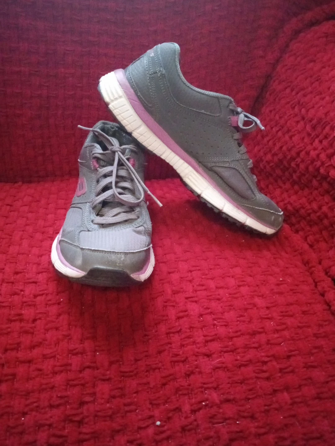 Women&#39;s Skechers with Memory Foam Sz. 7 Barely Worn - $22.43 CAD