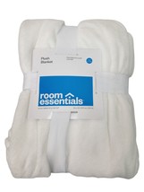 Room Essentials- 66&quot; x 94&quot; Twin/Twin XL Solid White Plush Bed Blanket - £24.28 GBP