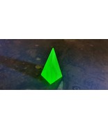 Pyramide paper weight Czech Uranium glass vaseline collectible item - $1,360.53 MXN