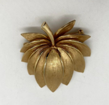 Vintage Flower Leaf Gold Tone 2&quot; Broach Unsigned Brushed Polished Finish - £15.52 GBP