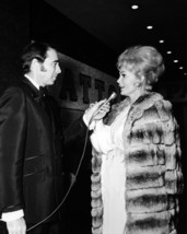 Connie Stevens 1968 in fur coat interviews Eddie Fisher hubby 16x20 poster - $24.99